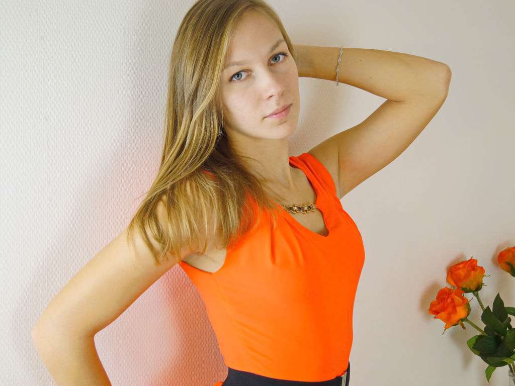 01LivingAngel - Glamourous and Sexy Cam Model of Jasmin