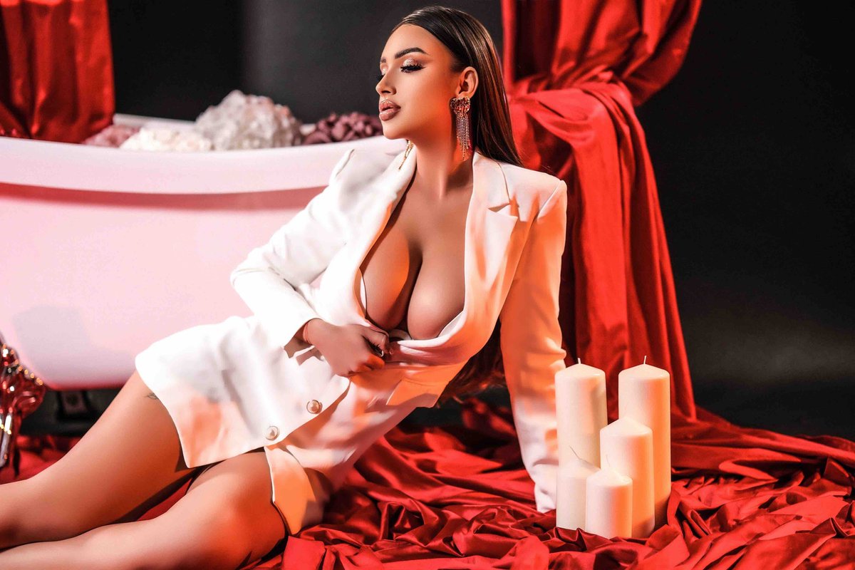 Aalyahh - Glamourous and Sexy Cam Model of Jasmin