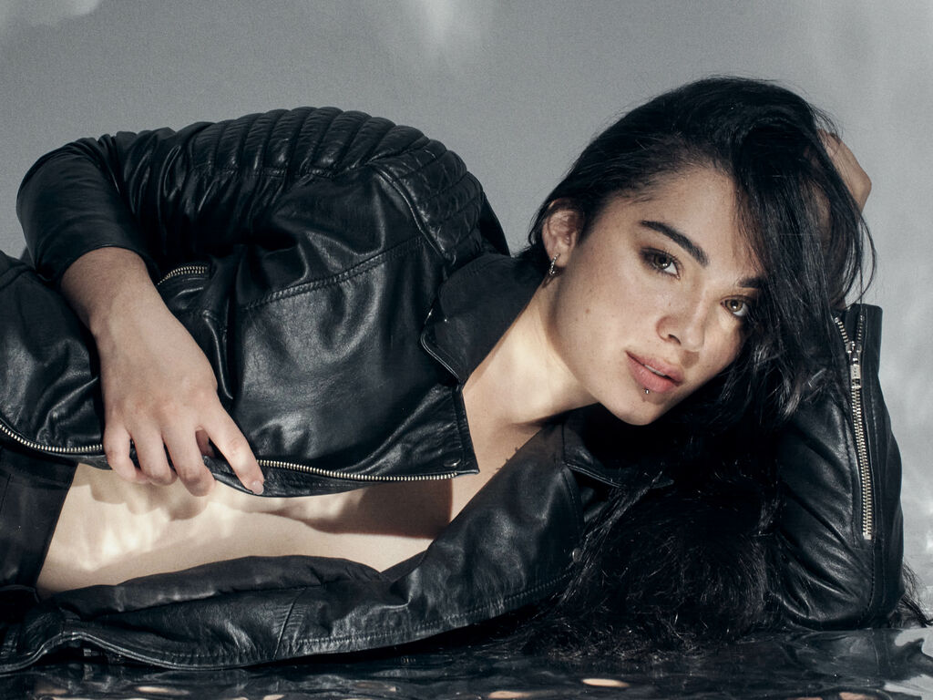 AdalineCuervo - Glamourous and Sexy Cam Model of Jasmin