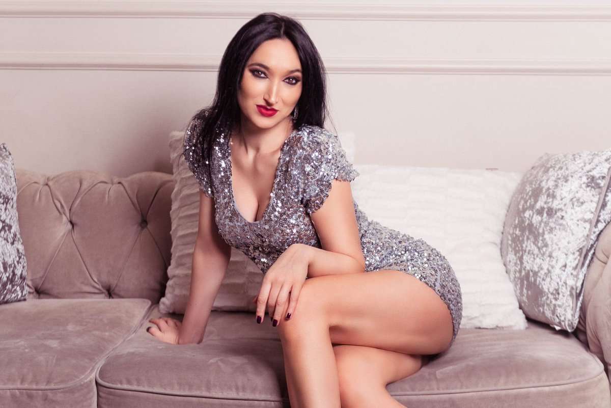 AdelieMorena - Glamourous and Sexy Cam Model of Jasmin