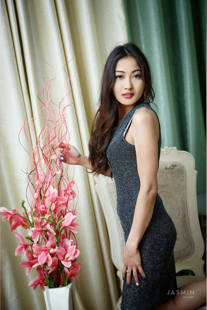AikaWey - Glamourous and Sexy Cam Model of Jasmin
