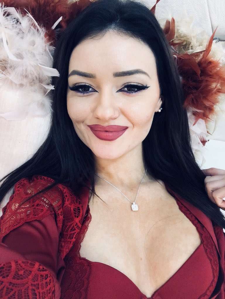 AlessiaFoxy - Glamourous and Sexy Cam Model of Jasmin