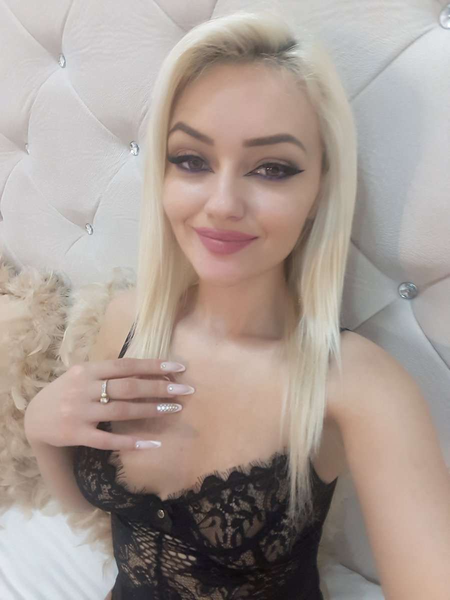 AlessiaFoxy - Glamourous and Sexy Cam Model of Jasmin