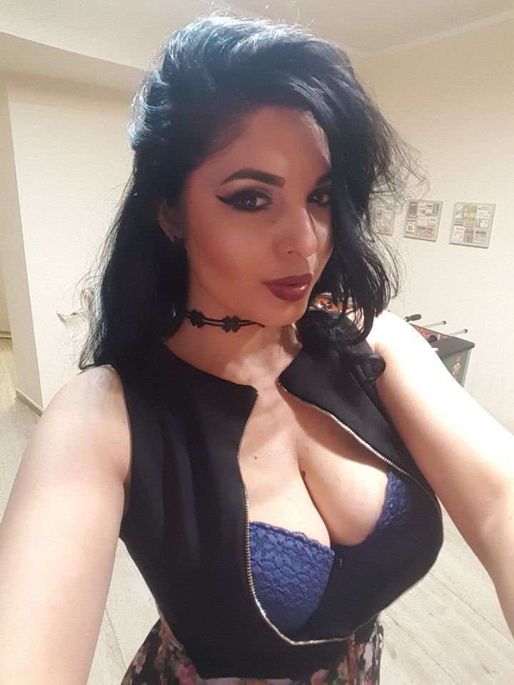 AlessiaRosse - Glamourous and Sexy Cam Model of Jasmin