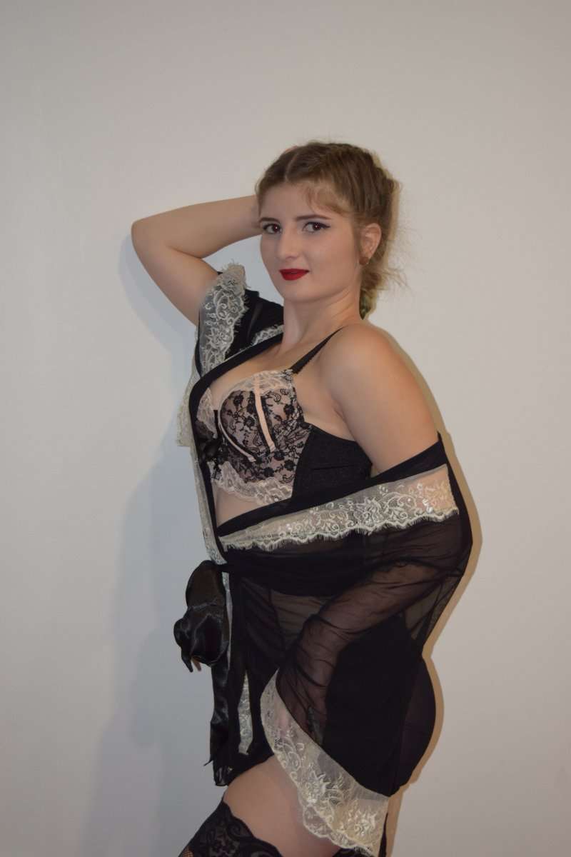 AliaFrenzy - Glamourous and Sexy Cam Model of Jasmin