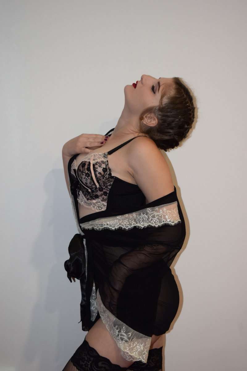 AliaFrenzy - Glamourous and Sexy Cam Model of Jasmin