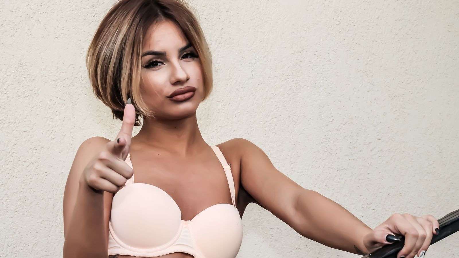 BaeDevine - Glamourous and Sexy Cam Model of Jasmin