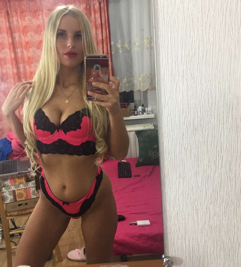 Britneymore - Glamourous and Sexy Cam Model of Jasmin