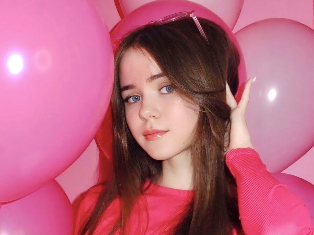 CharilWilson - Glamourous and Sexy Cam Model of Jasmin