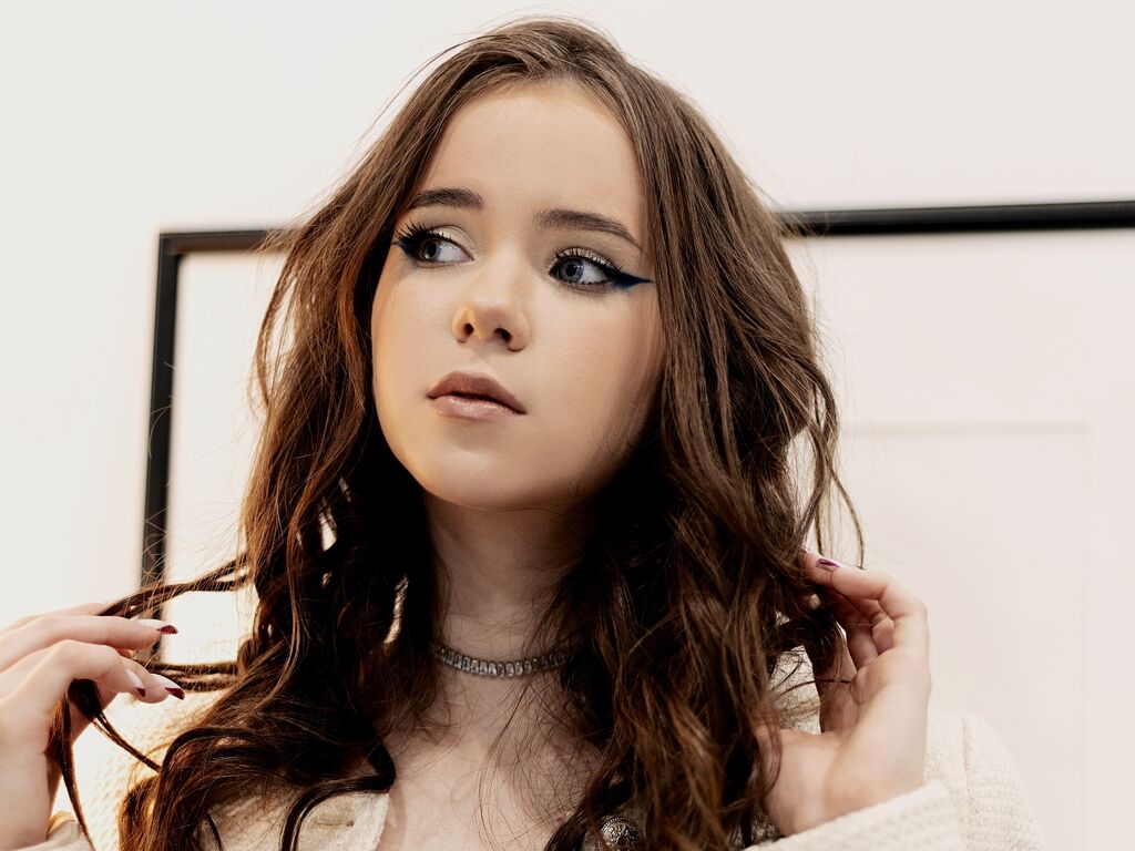 CharilWilson - Glamourous and Sexy Cam Model of Jasmin