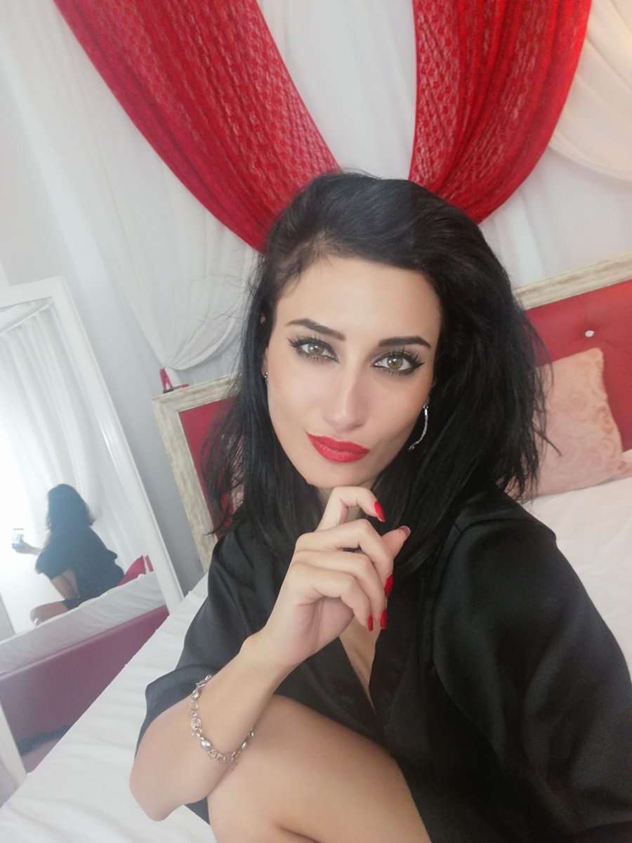 ChristaQueen - Glamourous and Sexy Cam Model of Jasmin
