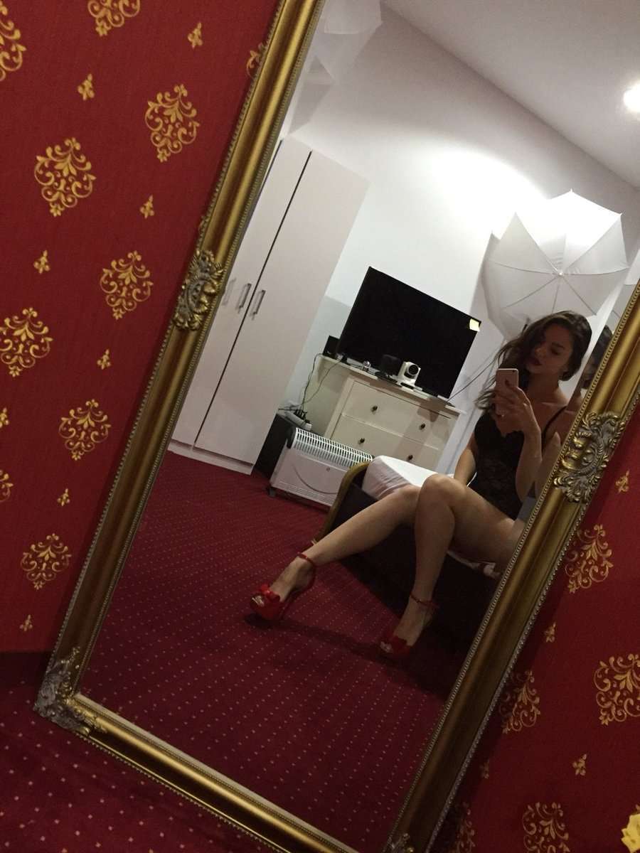 DaphnyLewis - Glamourous and Sexy Cam Model of Jasmin