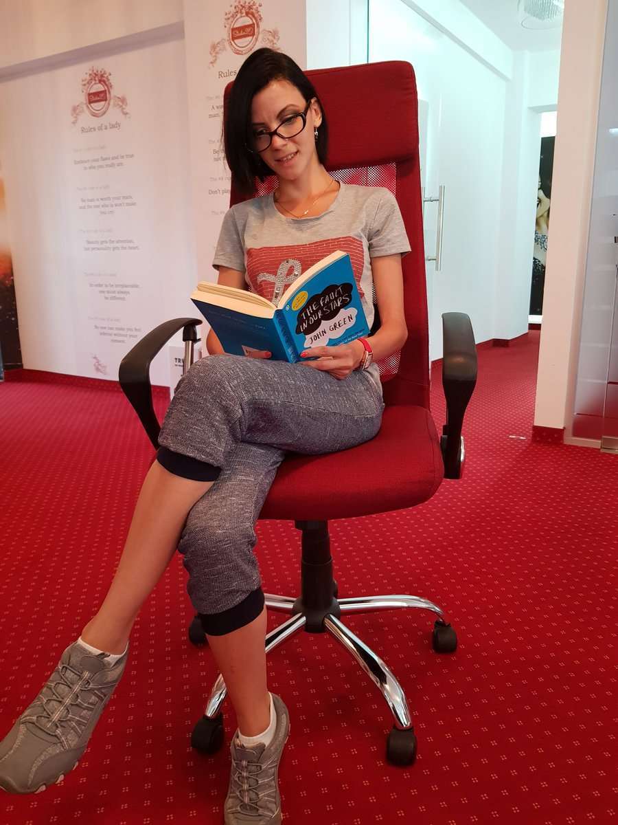 DaryaCollyns - Glamourous and Sexy Cam Model of Jasmin