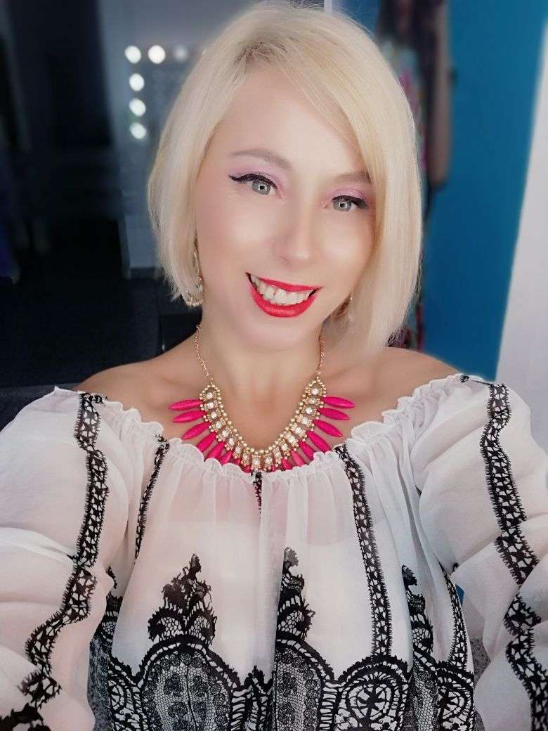 DelyaLight - Glamourous and Sexy Cam Model of Jasmin