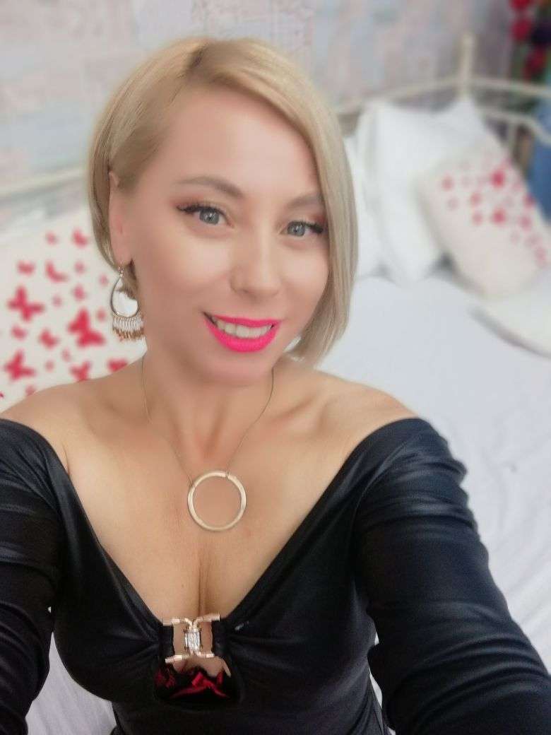 DelyaLight - Glamourous and Sexy Cam Model of Jasmin