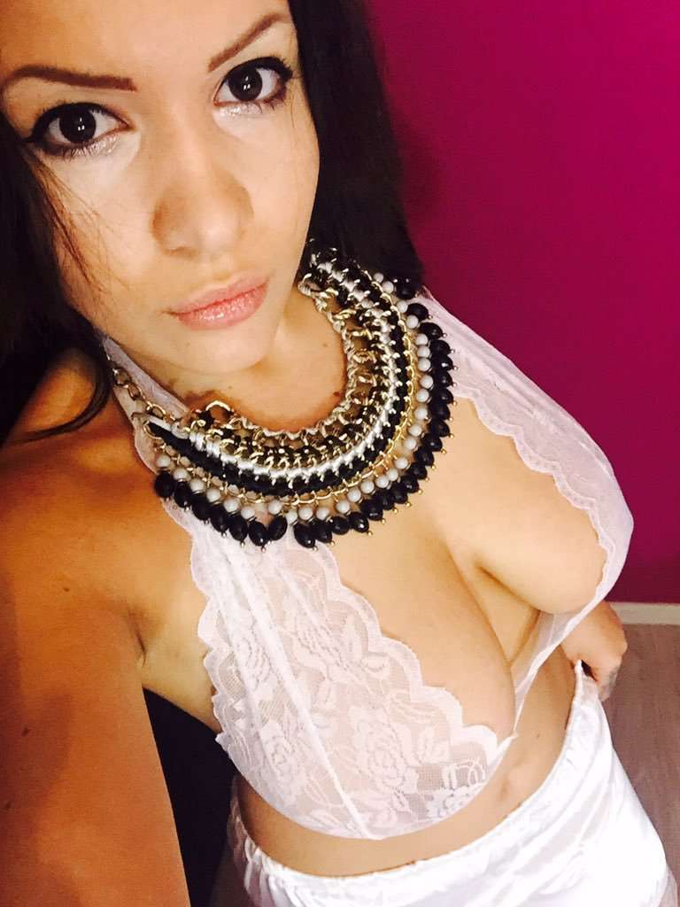 DirtyKisss - Glamourous and Sexy Cam Model of Jasmin
