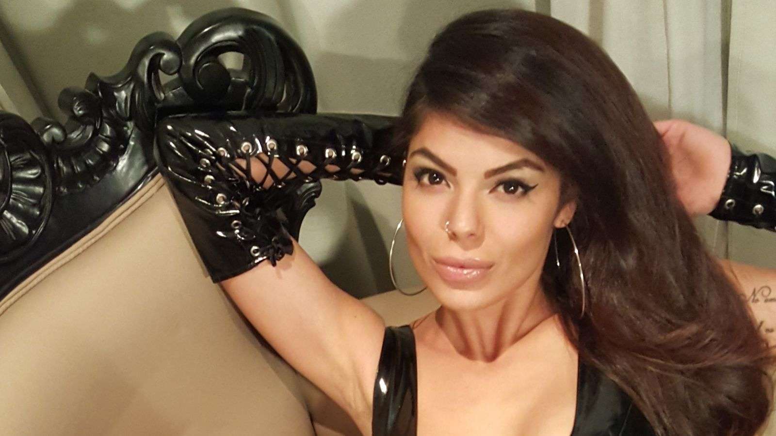 DomDeLuxxxury - Glamourous and Sexy Cam Model of Jasmin