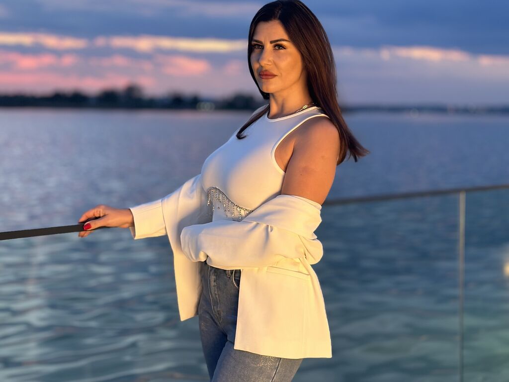 ElyseSuzan - Glamourous and Sexy Cam Model of Jasmin