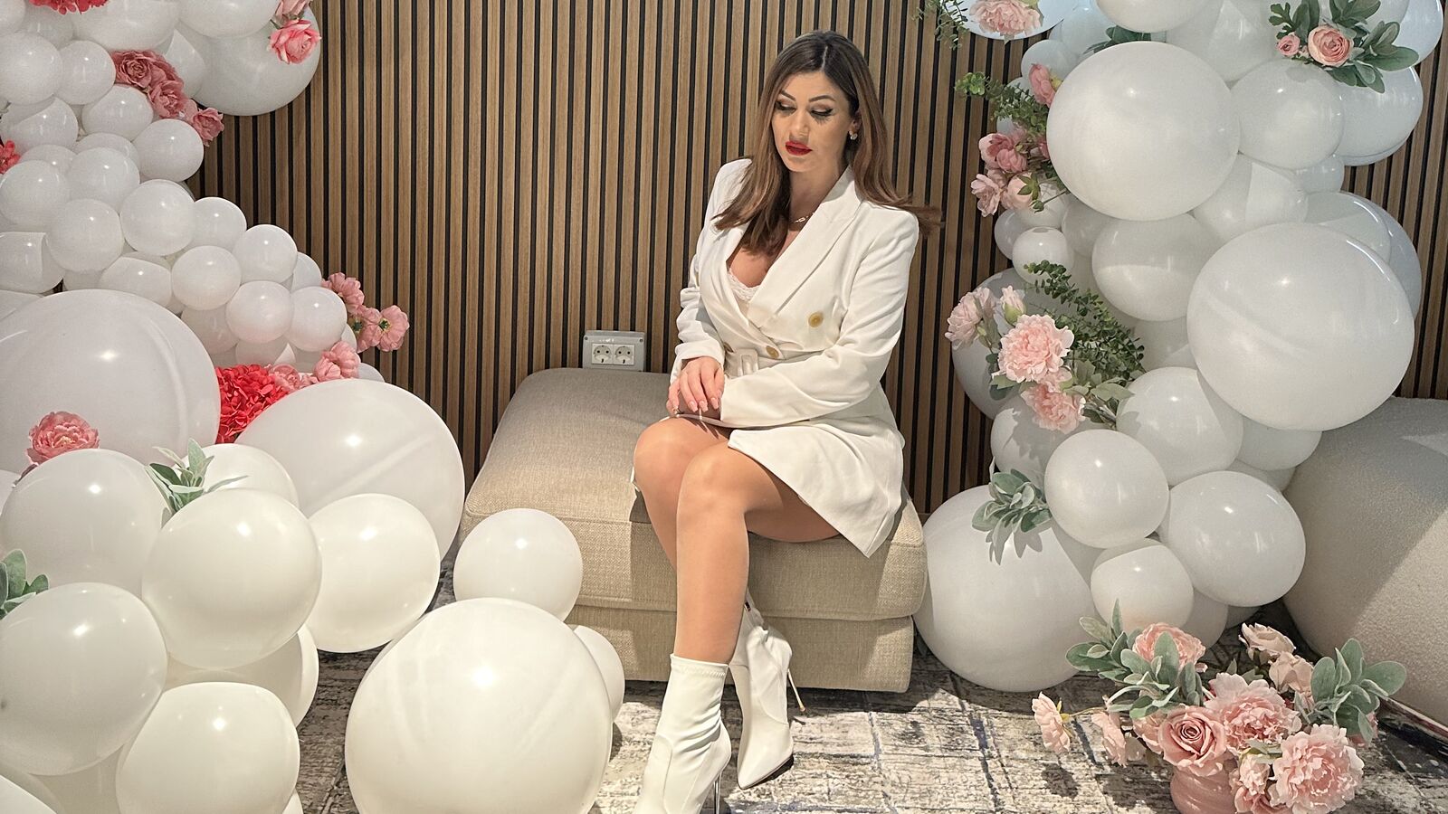 ElyseSuzan - Glamourous and Sexy Cam Model of Jasmin