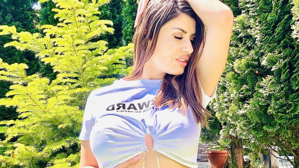 ElyseSuzan - Glamourous and Sexy Cam Model of Jasmin