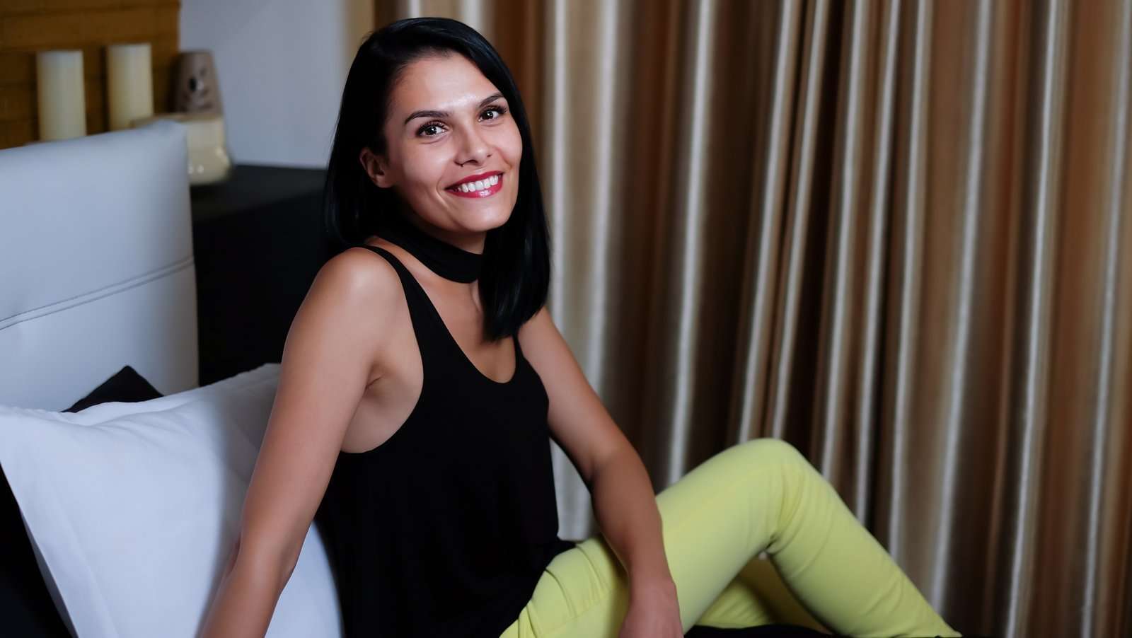 EmmaAtkins - Glamourous and Sexy Cam Model of Jasmin