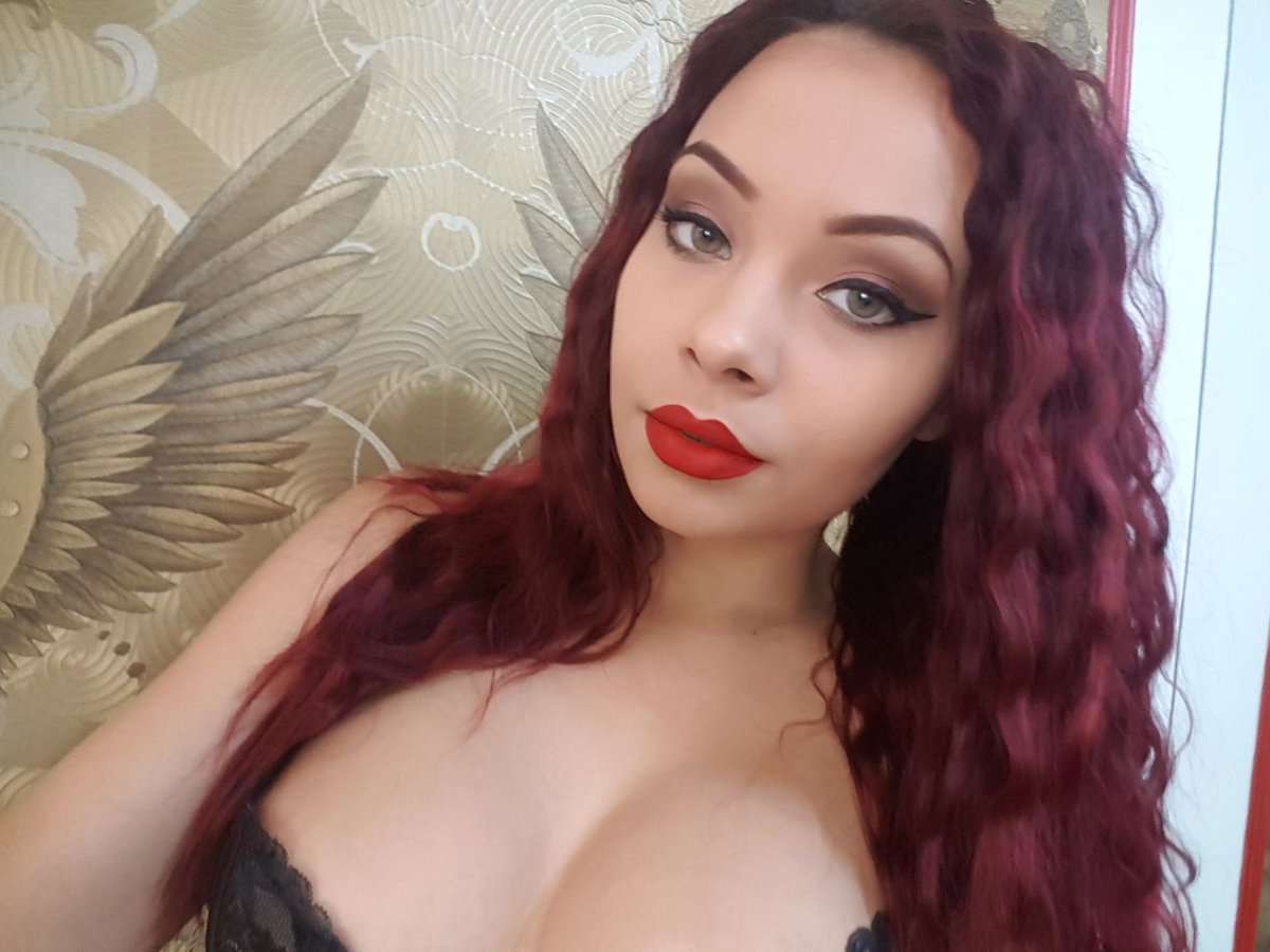 Emmelyne - Glamourous and Sexy Cam Model of Jasmin