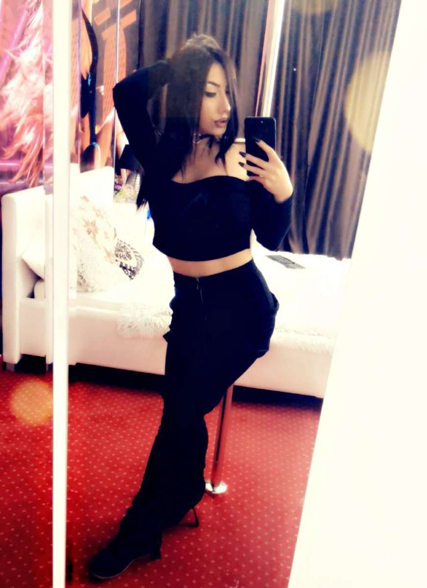 EsmeeCharm - Glamourous and Sexy Cam Model of Jasmin