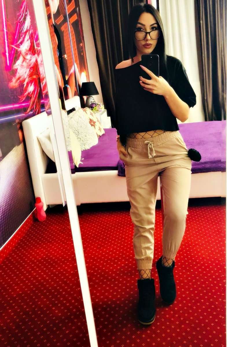 EsmeeCharm - Glamourous and Sexy Cam Model of Jasmin