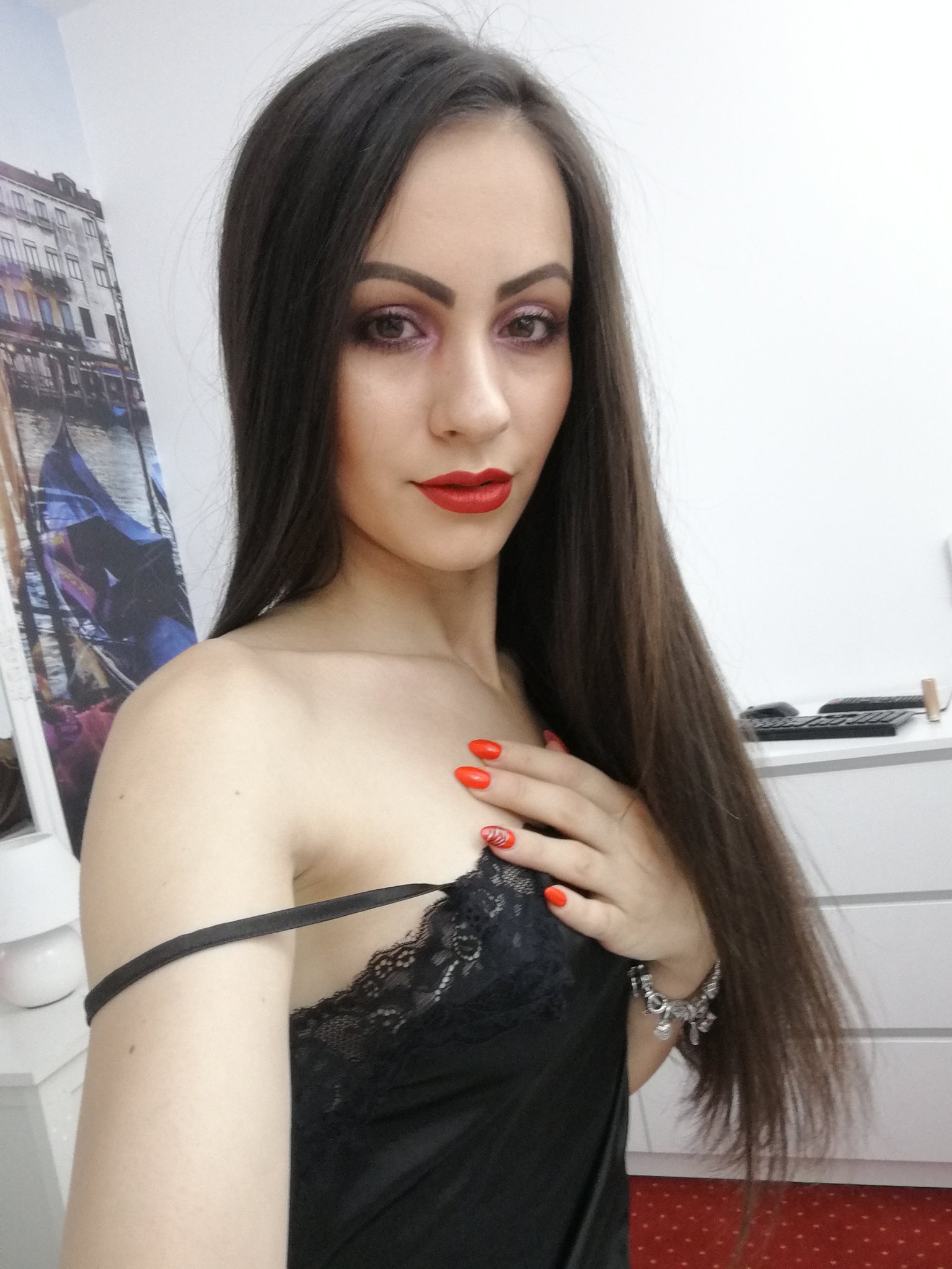 EvaReyde - Glamourous and Sexy Cam Model of Jasmin