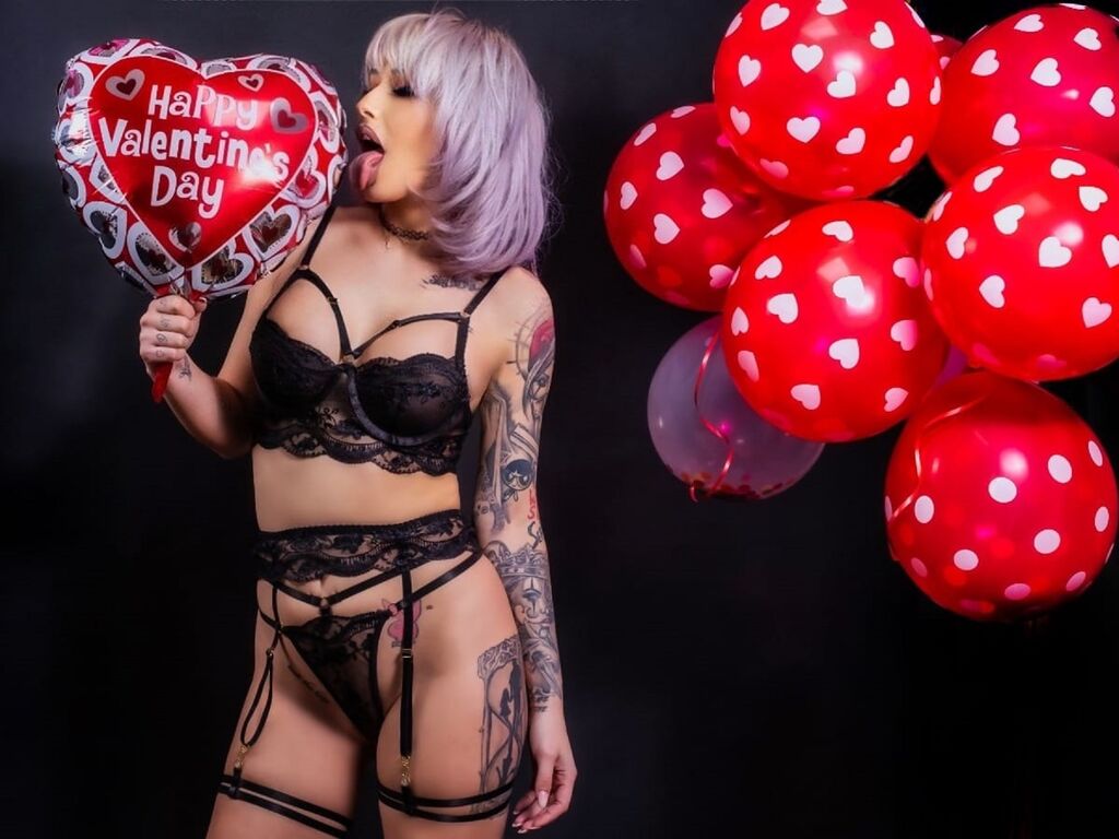 IssaSmith - Glamourous and Sexy Cam Model of Jasmin