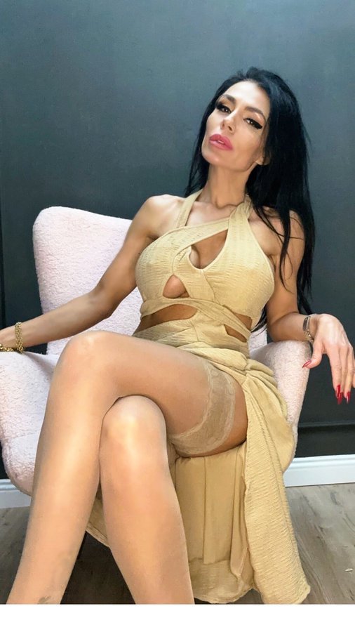 JeanLyn - Glamourous and Sexy Cam Model of Jasmin