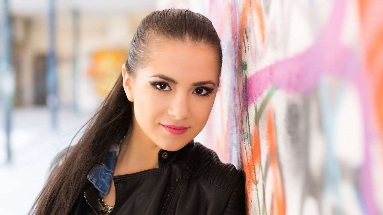 LaraMoor - Glamourous and Sexy Cam Model of Jasmin