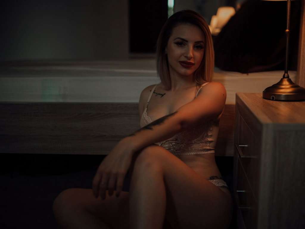 LoraSinClare - Glamourous and Sexy Cam Model of Jasmin