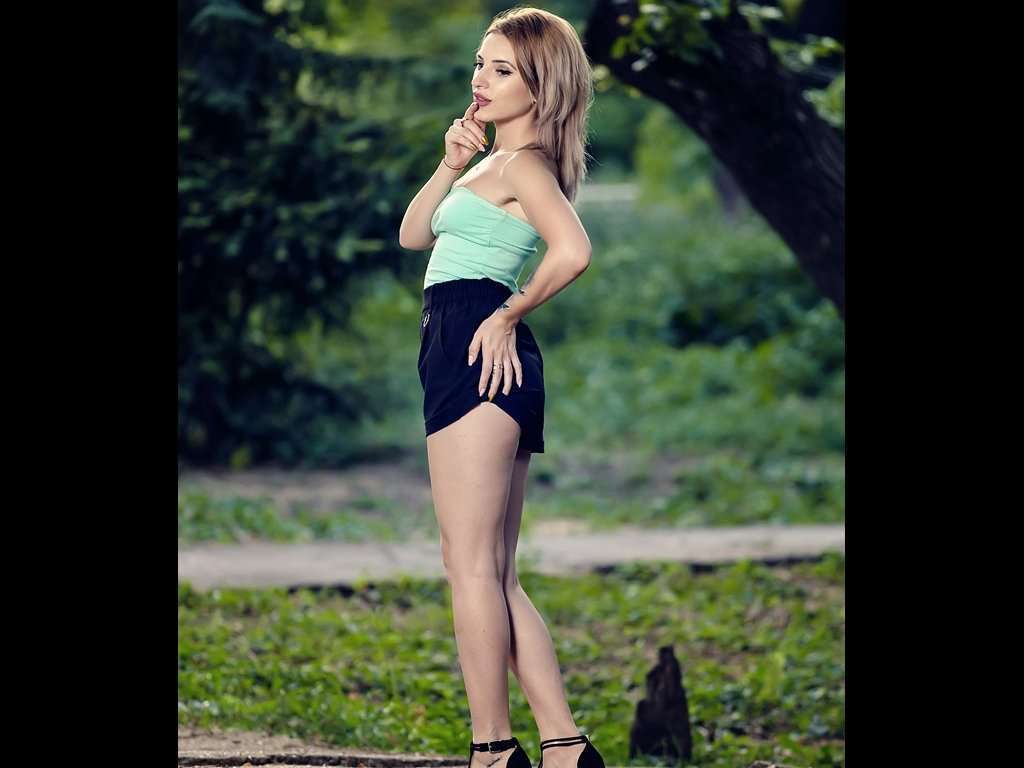 LoraSinClare - Glamourous and Sexy Cam Model of Jasmin