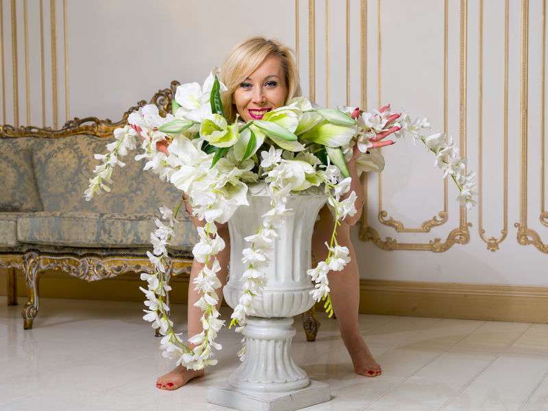 LuxuryKiss - Glamourous and Sexy Cam Model of Jasmin