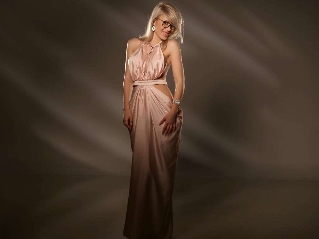 MysteriousLora - Glamourous and Sexy Cam Model of Jasmin