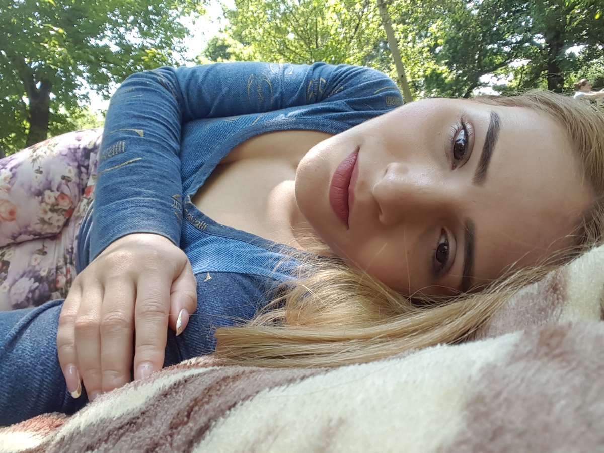 Rozlynn - Glamourous and Sexy Cam Model of Jasmin