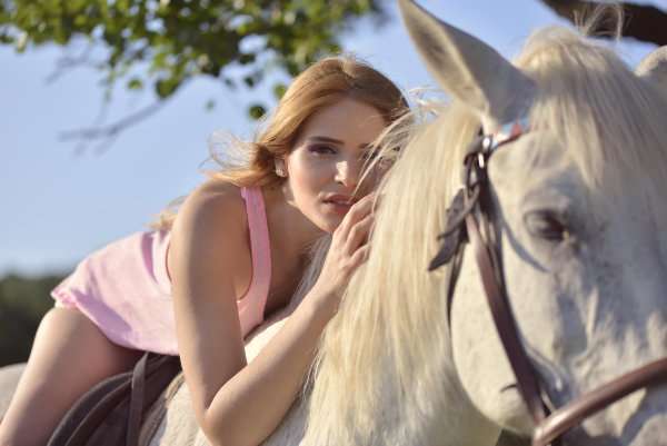 Rozlynn - Glamourous and Sexy Cam Model of Jasmin