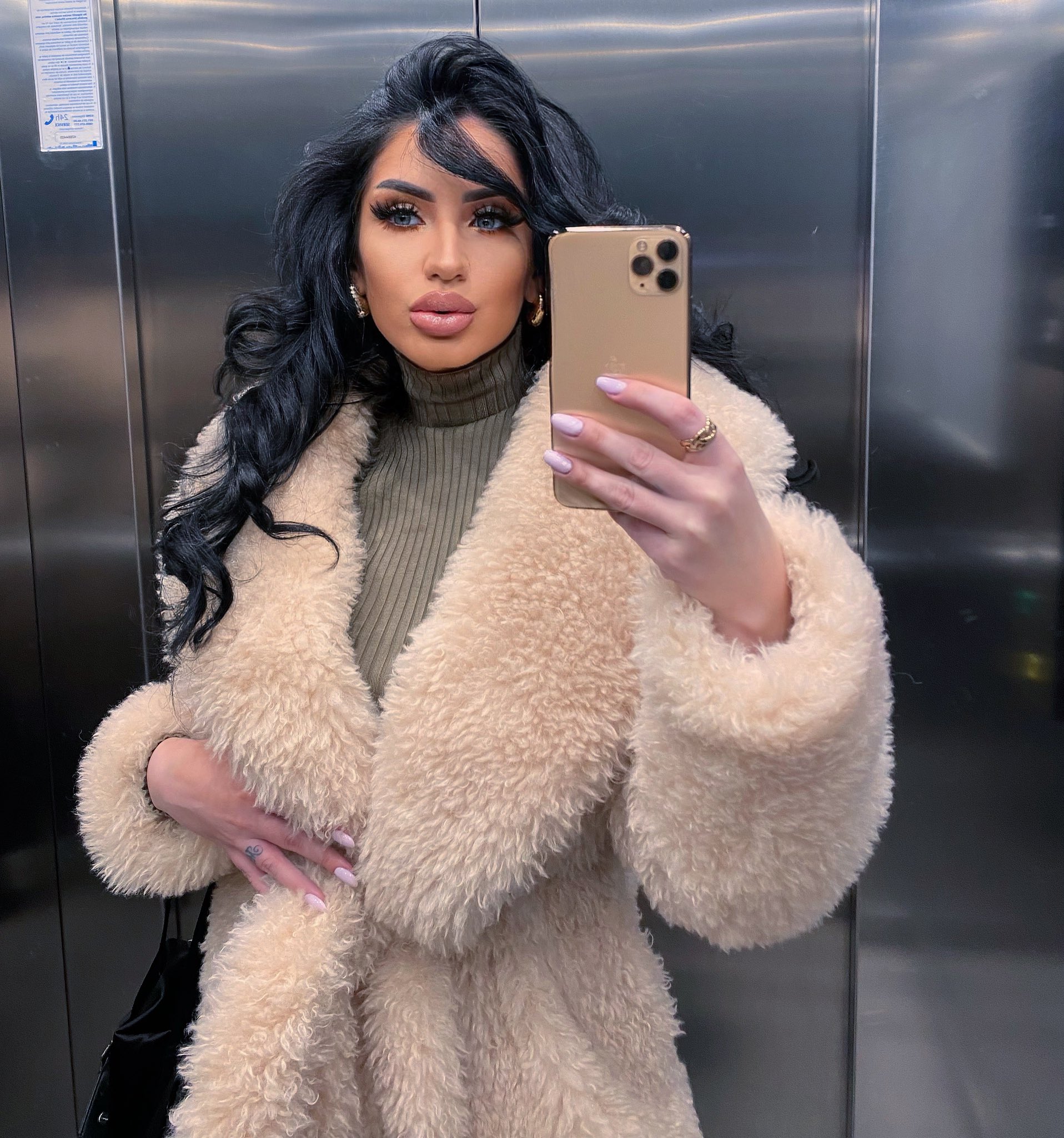 RubyConner - Glamourous and Sexy Cam Model of Jasmin