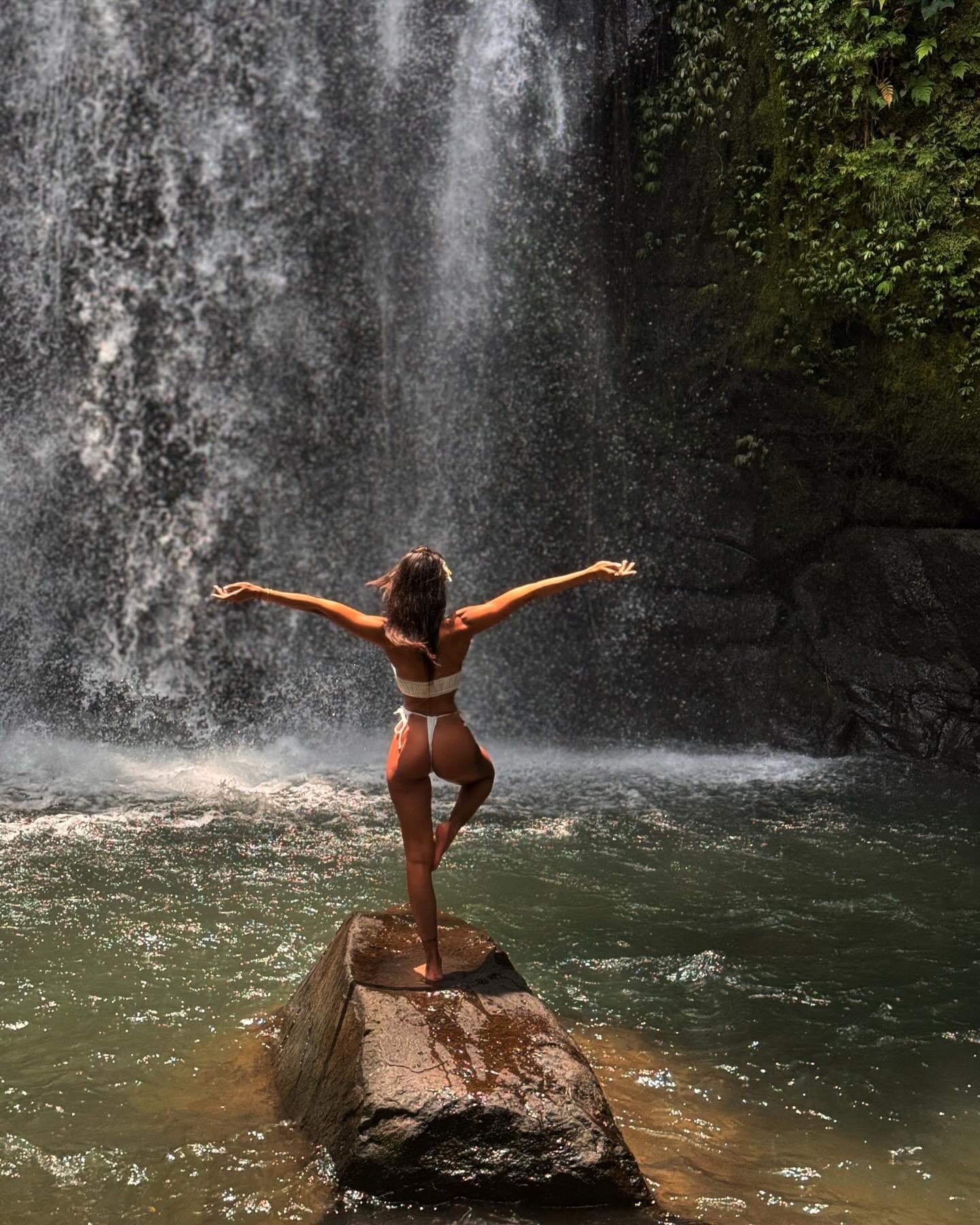 VanesaMonroe - Glamourous and Sexy Cam Model of Jasmin