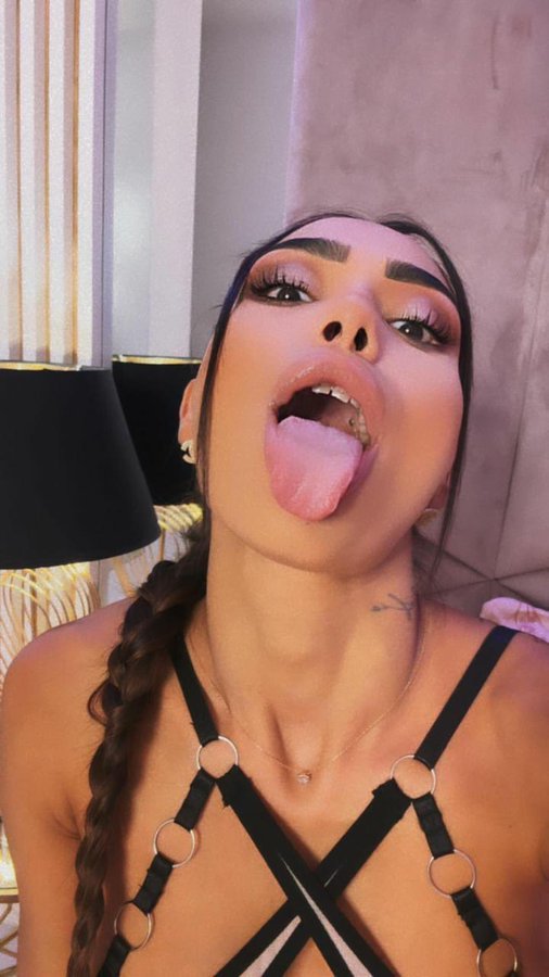 VanesaMonroe - Glamourous and Sexy Cam Model of Jasmin