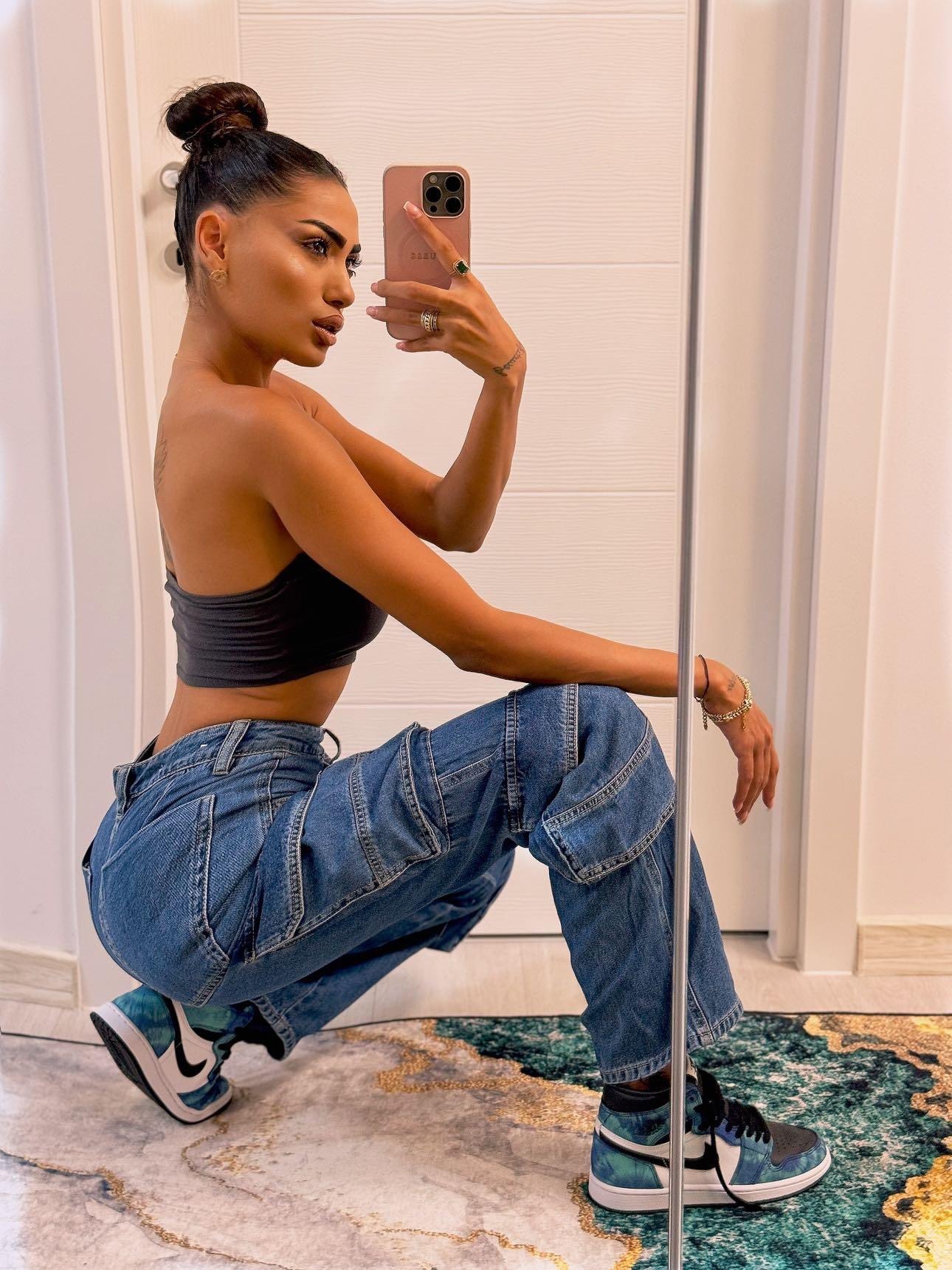 VanesaMonroe - Glamourous and Sexy Cam Model of Jasmin