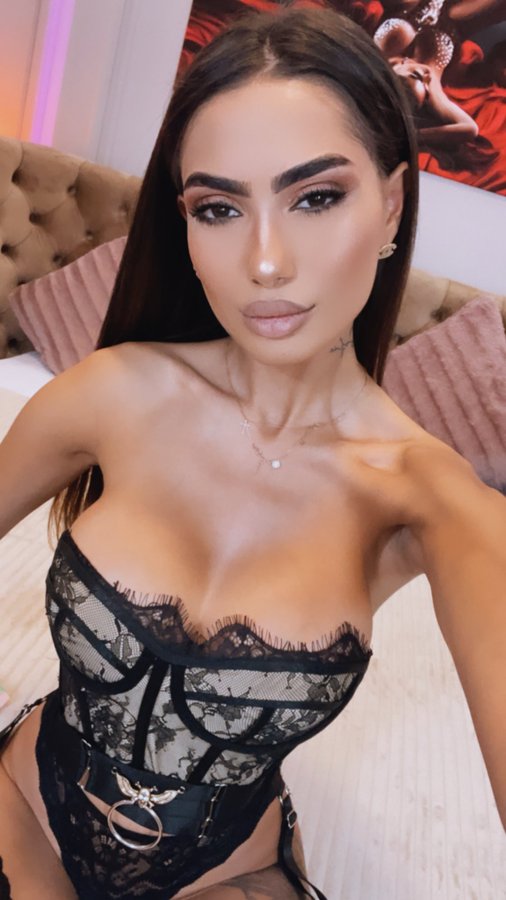 Vanesa - Glamourous and Sexy Cam Model of Jasmin