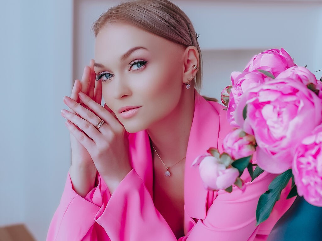 VellaRobinson - Glamourous and Sexy Cam Model of Jasmin