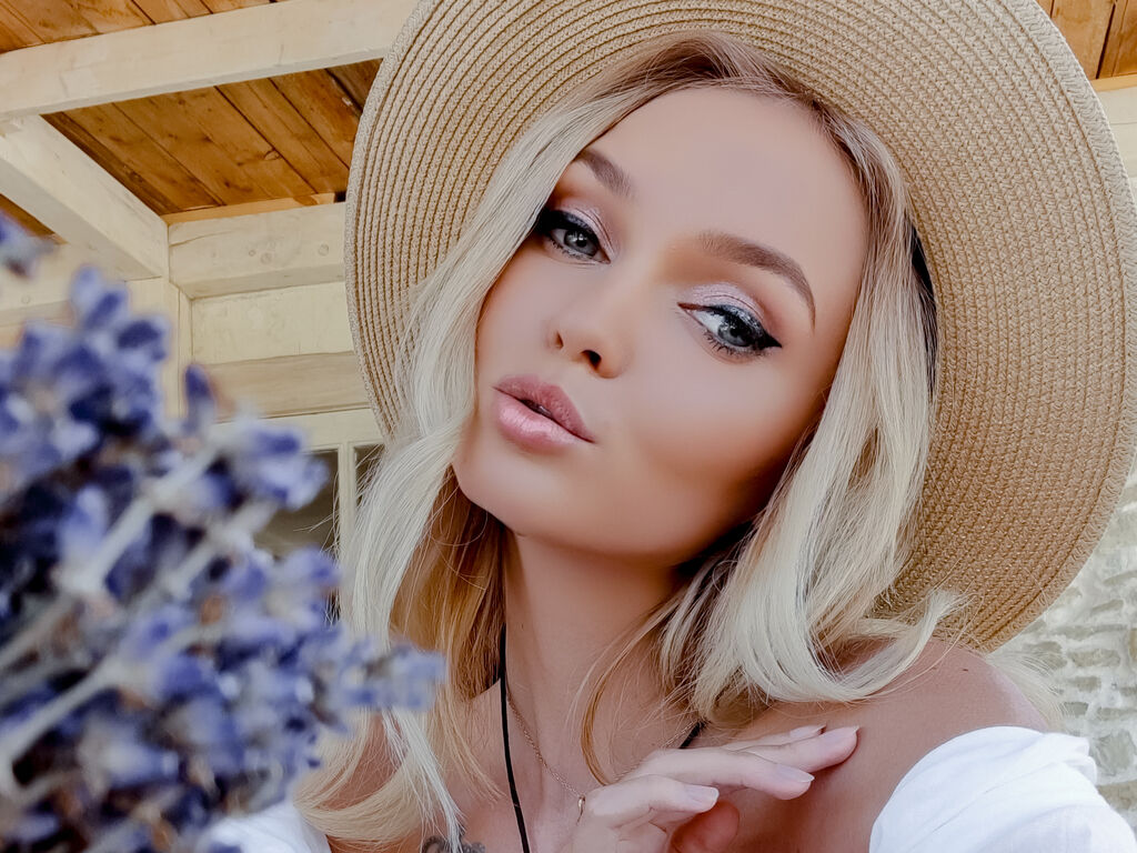 VellaRobinson - Glamourous and Sexy Cam Model of Jasmin