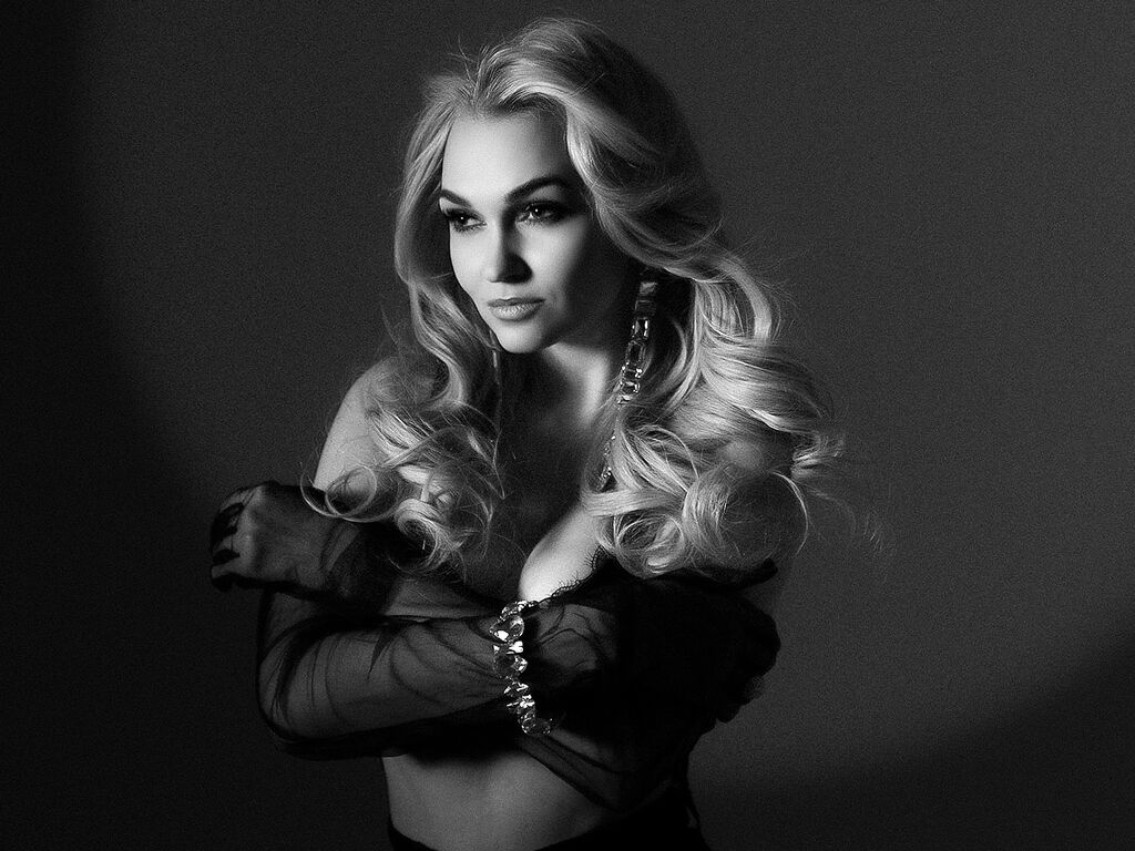 VellaRobinson - Glamourous and Sexy Cam Model of Jasmin