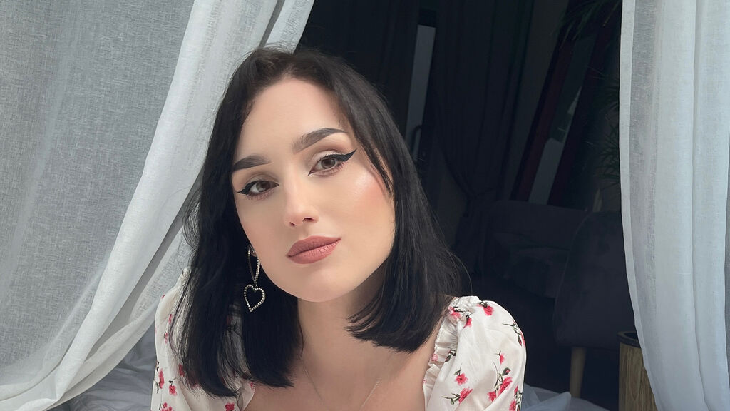 Beautiful RaffaelaTarant is waiting for some cam fun Are you in?